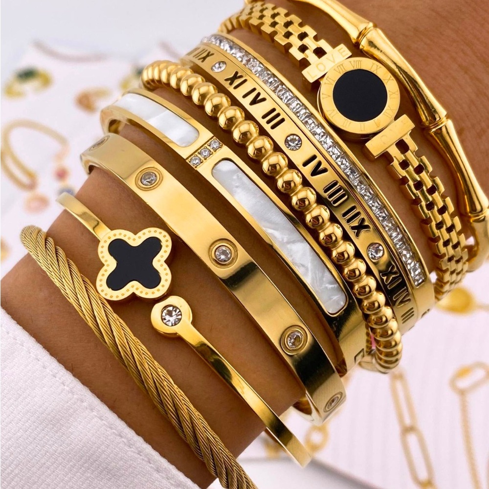 Gold and Black Clover Bracelet - Picture 2 of 3